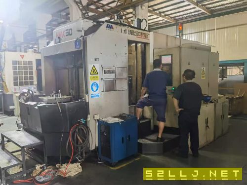 出售:沈阳500双工作台卧加，BT50齿轮头，线轨，发那科系统，40把链条式刀库.