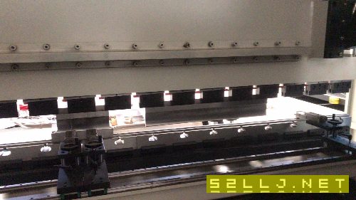 打包出售21年5月两台准新未用中亚折弯机160吨100吨带票