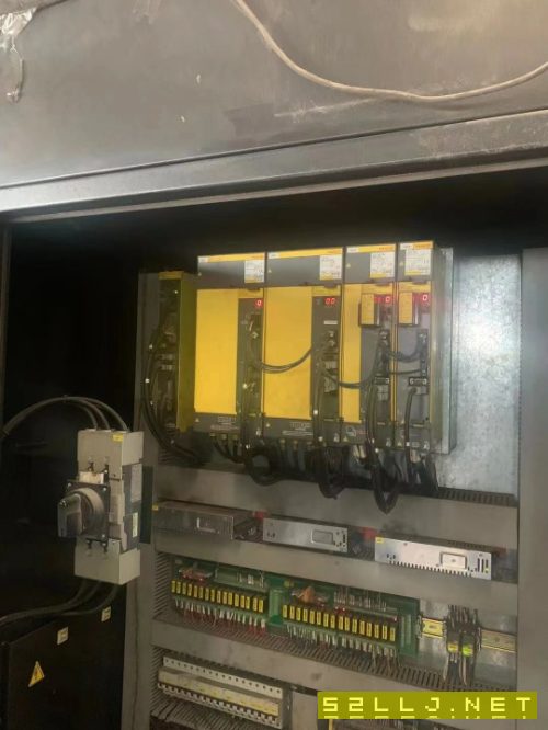 重庆工厂在位永华3024重型龙门、二线一硬导軌、BT50皮带主轴6000转、三轴行.