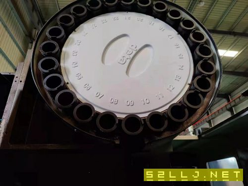 台湾高峰VMM116B重型加工中心，三轴硬轨，BT50齿轮头6000转，带油冷机，主.