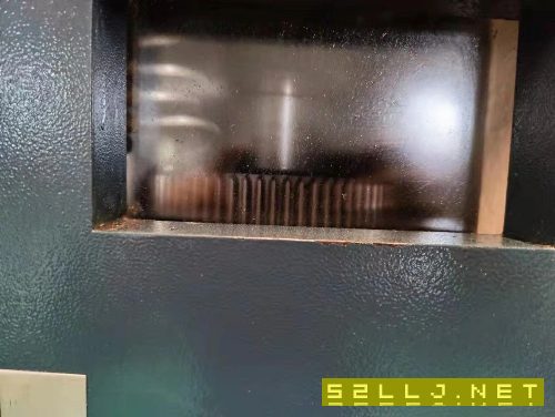 台湾高峰VMM116B重型加工中心，三轴硬轨，BT50齿轮头6000转，带油冷机，主.