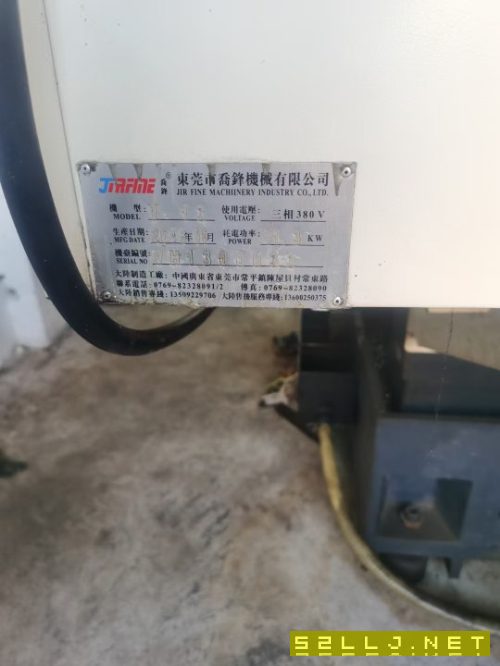 出售:2016年乔峰V13立式加工中心，1370立加，主轴BT40，三线轨，三菱M70系.