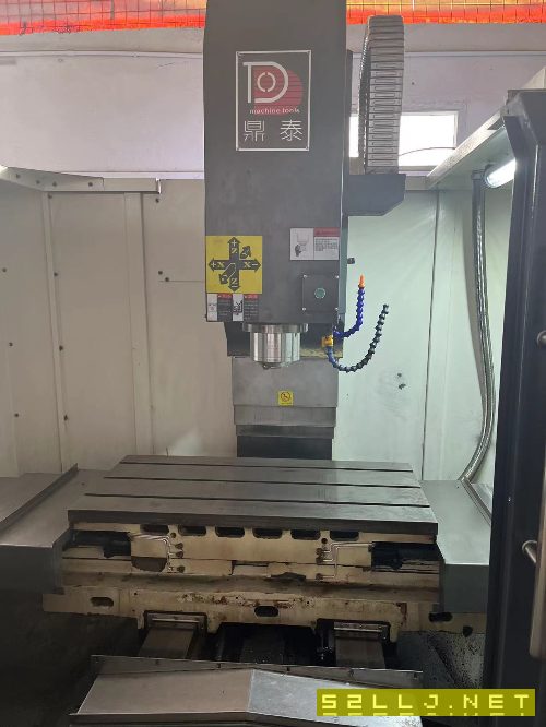 鼎泰850三轴硬轨模具机加工中心