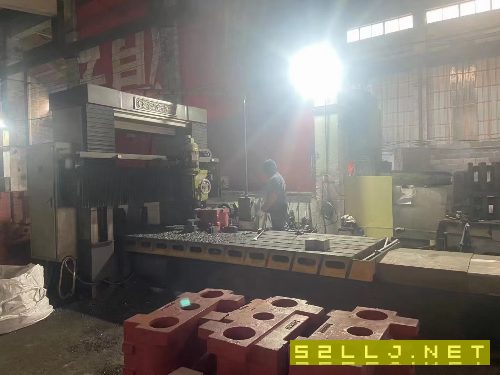 出售:2017年青岛永立重型龙门铣床，工作台4000X1600，龙门宽度1600，设备安.