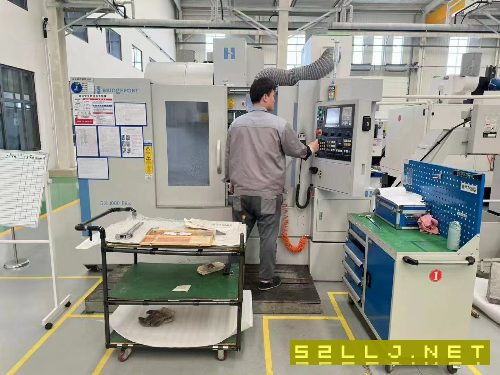 刚买2台美国哈挺1000立式加工中心、机器的9成新