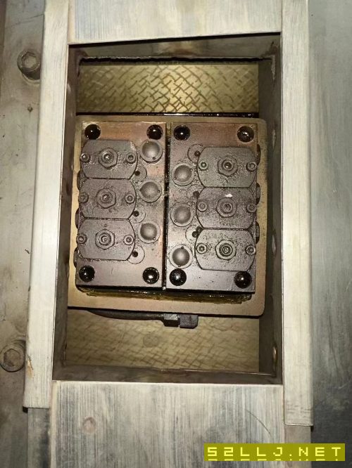 出售:上海机床厂MQ13502米外圆磨床，导轨满花纹。