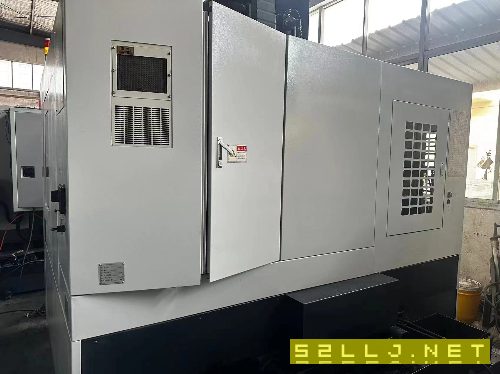 海天1060立式加工中心，BT40主轴，带刀库，三轴线轨，三菱M70系统，2015年.