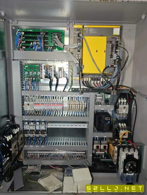 同款两台日本津上VA4高速高精加工中心，主电机18.5KW.