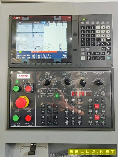 全新1580重型加工中心。三菱M80系统。BT50主轴皮带6000转，24把刀臂式刀库.