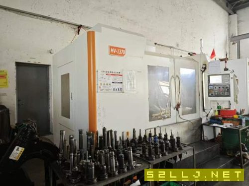 刚刚买下苏州正权1370模具机一台，两线一硬，BT50主轴.