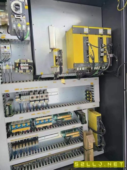 韩国原装进口威亚L300C硬轨机,主轴配15寸液压卡盘带.