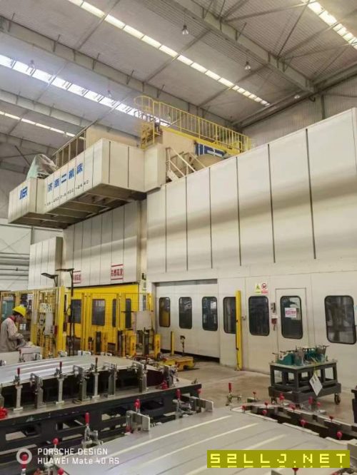 济南二机2500吨闭式四点多连杆压力机的主要参数如下：.