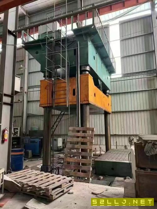 南通2500吨四柱液压机一台。有效台面2.3x4米。多点顶.