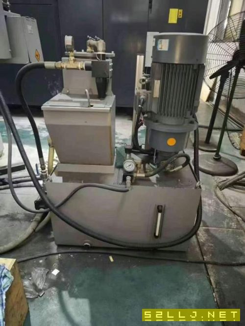 刚刚拿下基本全新安装少用沈阳HMC-80Q单台卧式加工中.