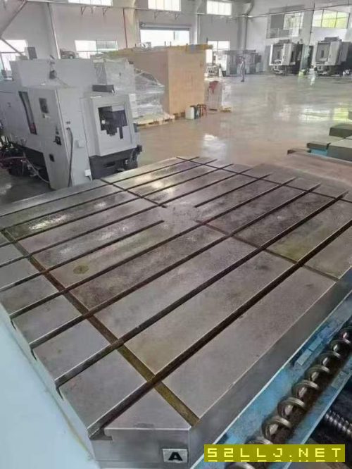 台湾远东数控镗铣床BMC-135，BT50主轴带齿轮箱，工作.