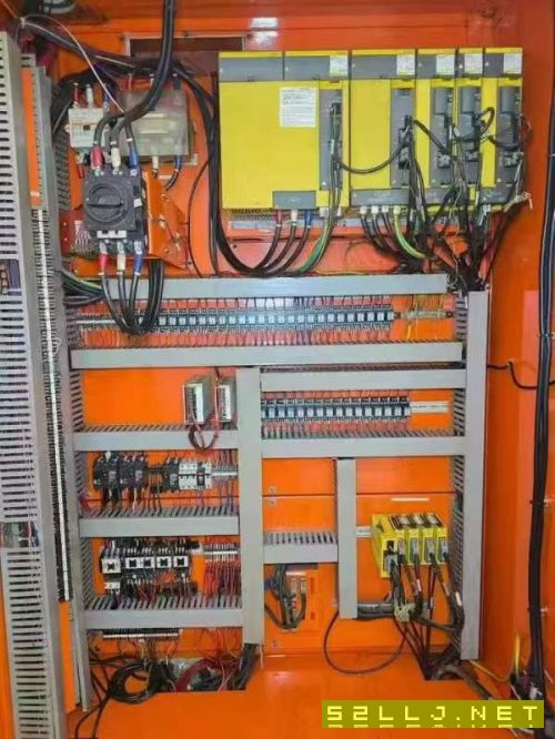 台湾远东数控镗铣床BMC-135,BT50主轴带齿轮箱,工作.