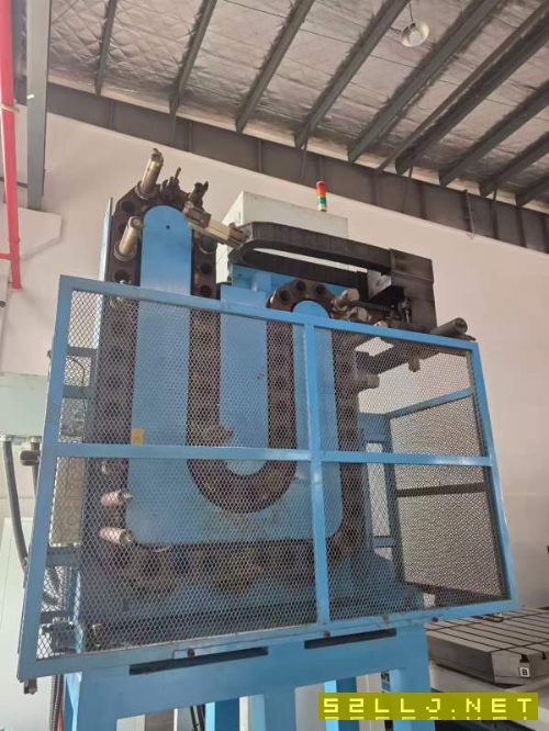 台湾远东数控镗铣床BMC-135，BT50主轴带齿轮箱，工作.