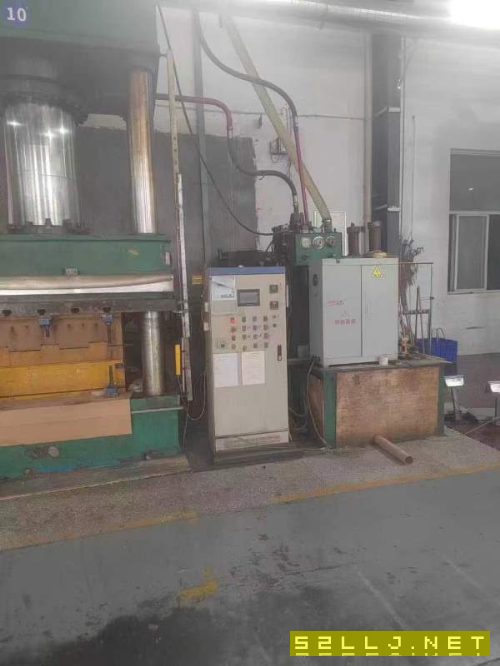 南通1000吨四柱液压机,台面1.6X1.6米,油缸行程1米,.