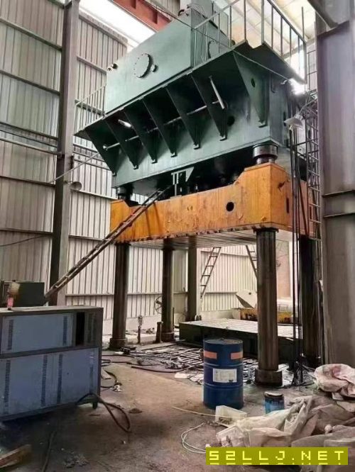 南通2500吨四柱液压机一台。有效台面2.3x4米。多点顶.