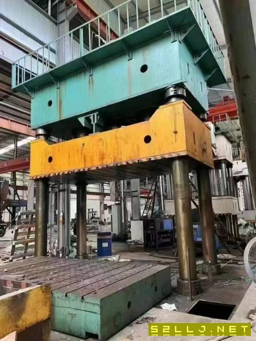 南通2500吨四柱液压机一台。有效台面2.3x4米。多点顶.