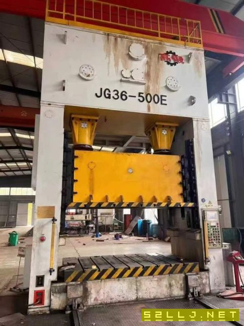 山东工厂刚刚买下高锻500吨闭式双点。九九成新,有效.