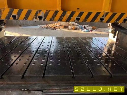 济南巨能1600吨框架液压机。有效台面2.5X4米。开口2米.