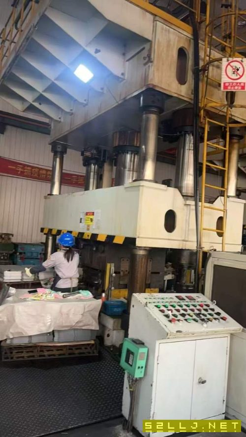 精品湖州800T油压机！台面2500X3500多孔顶出，有需要.