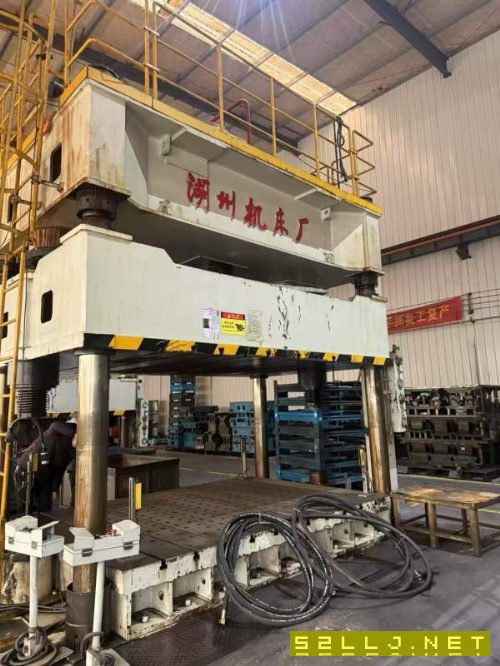 精品湖州800T油压机!台面2500X3500多孔顶出,有需要.