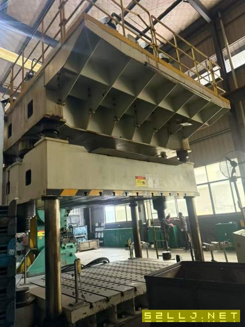 精品湖州800T油压机!台面2500X3500多孔顶出,有需要.