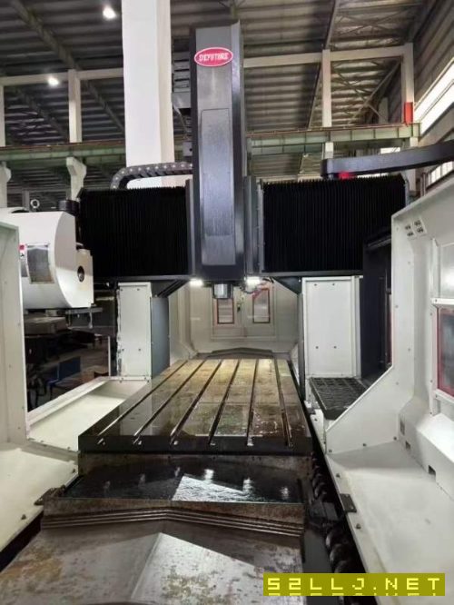 德将2013龙门加工中心，BT40主轴工作台1米2.1米，门宽.