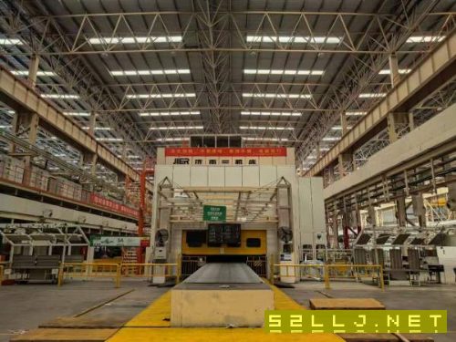 济南二机产,四点多连杆锻压线6000吨,五机联动。带自.