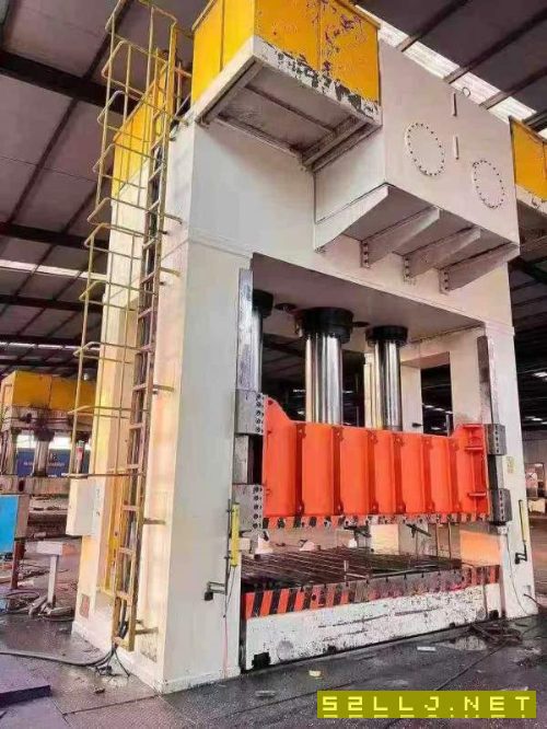 南通1250吨框架液压机。有效台面2.5X4米,开口1.85米.