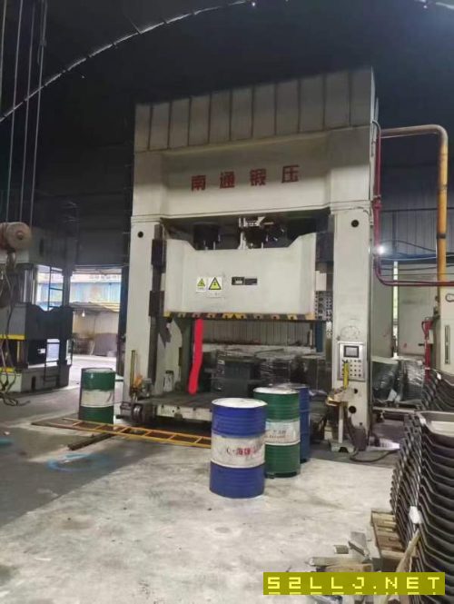 南通锻压1000吨框架液压机。有效台面1.9X3.2米，开口1.