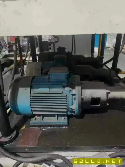 南通锻压1000吨框架液压机。有效台面1.9X3.2米，开口1.