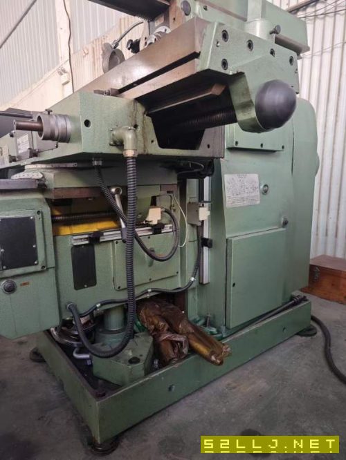 几乎全新:2021年黄山X6132B万能铣床，配件齐全，不要.