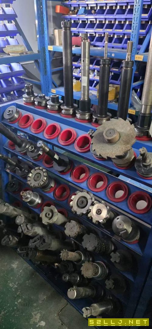 100多把刀柄,BT50。