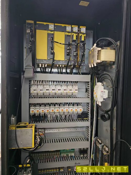 斗山655加工中心一台,成色很好,bt40主轴带四轴,阿.