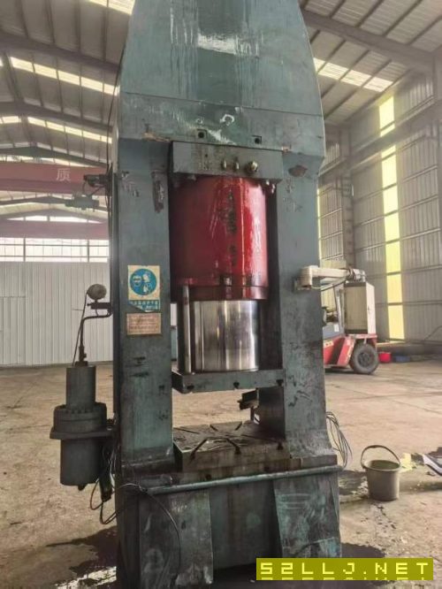 1600吨框架液压机出售,工作台面700X750毫米,油缸行.