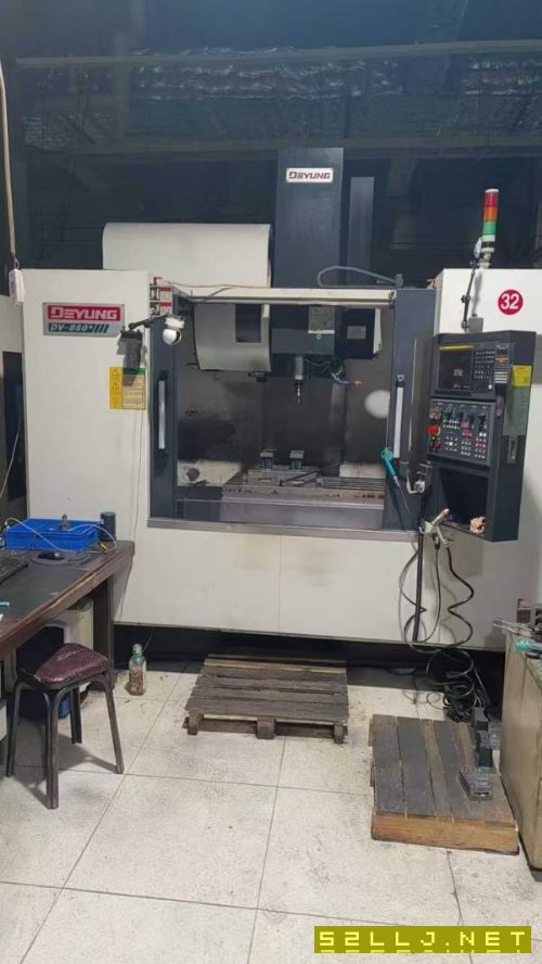 德扬DV850加工中心，2022年出厂，三轴线轨，发那科普.