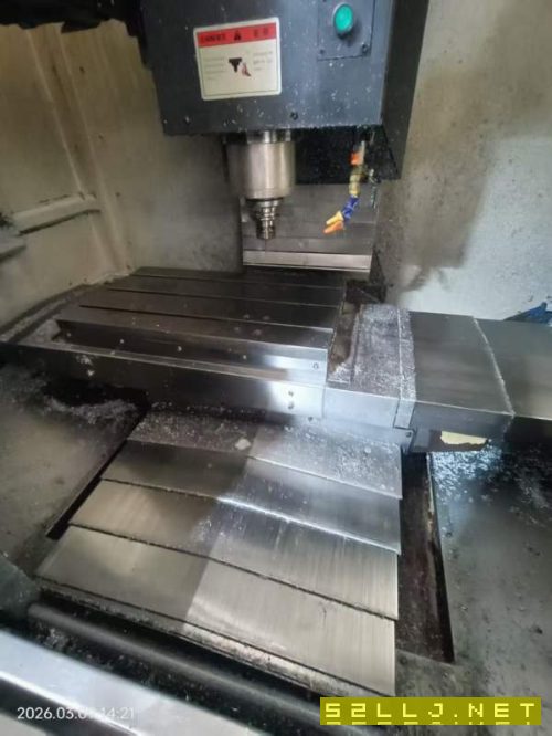 纽威VM702s加工中心，纽威650加工中心，三线轨，刀库2.