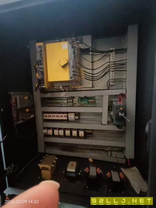 纽威VM702s加工中心,纽威650加工中心,三线轨,刀库2.