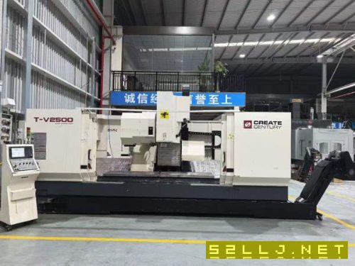 仓库新到同款两台台群2500加工中心型号：台群T-V2500.