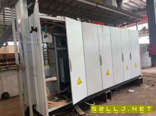 徐州产，3000吨，全新液压机，此机在位出售。