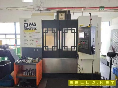 同款两台上海鼎亚850立式加工中心，三菱M80系统、三轴.