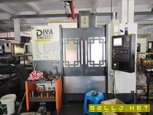 同款两台上海鼎亚850立式加工中心，三菱M80系统、三轴.