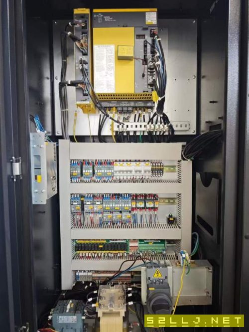 纽威VM-1160S加工中心发那科Plus系统，BT40主轴皮带80.