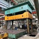 南通2500吨四柱液压机一台。有效台面2.3x4米。多点顶.