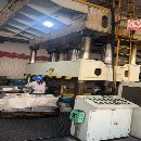 精品湖州800T油压机！台面2500X3500多孔顶出，有需要.